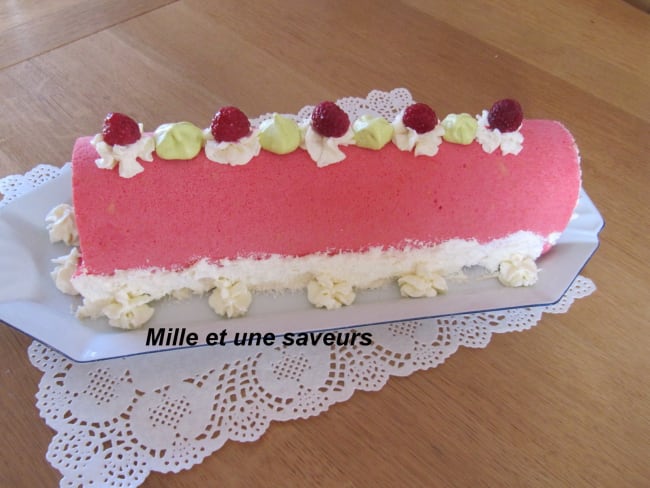 Bûche pâte à choux, noix de coco et framboises