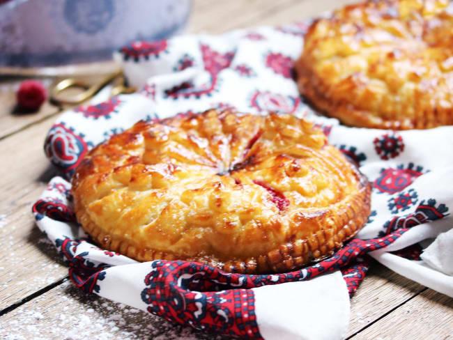 Galette des rois frangipane, chocolat blanc et framboises pour tirer les rois