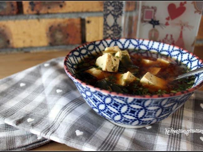 Soupe miso et wakamé au tofu aux herbes