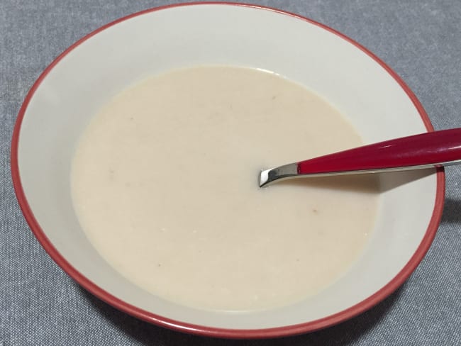 Soupe de haricots blancs aux feuilles de céleri et à la poitrine fumée