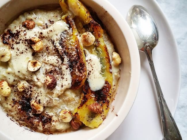 Porridge végétal purée d'amandes, banane et noisettes