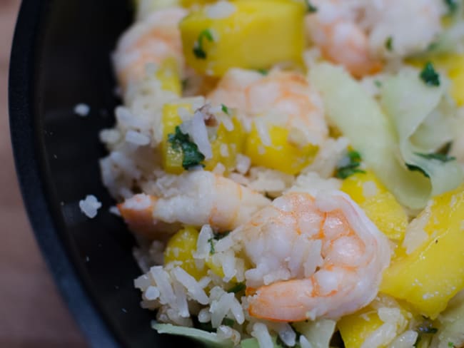 Riz sauté aux crevettes, à la mangue et à la noix de coco