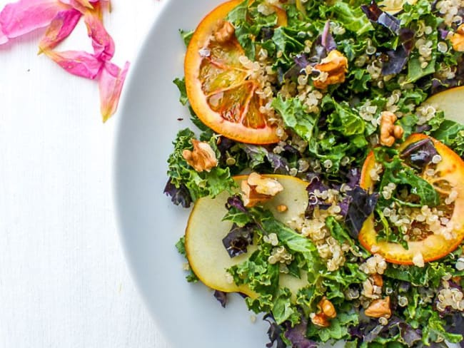 Salade quinoa kale fruits et noix torréfiées