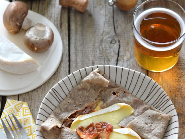 Galette de sarrasin aux champignons, sauce tomate et reblochon