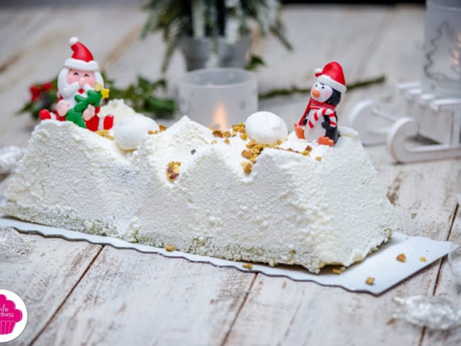 Bûche montagne au chocolat blanc, génoise pistache et framboises