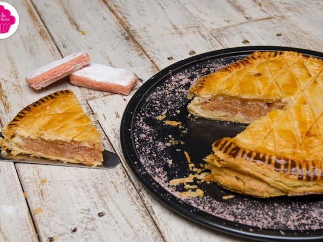 Galette frangipane et poudre de biscuits roses