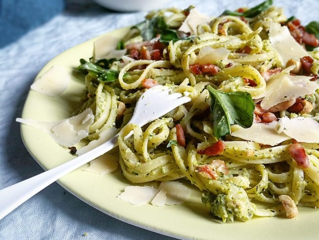 Pâtes linguine au pesto de brocoli, basilic et noisettes