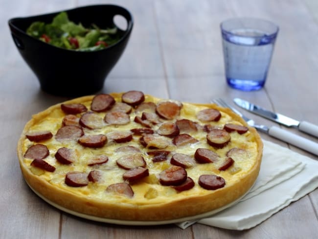 Quiche savoyarde aux saucisses fumées, pommes de terre et reblochon