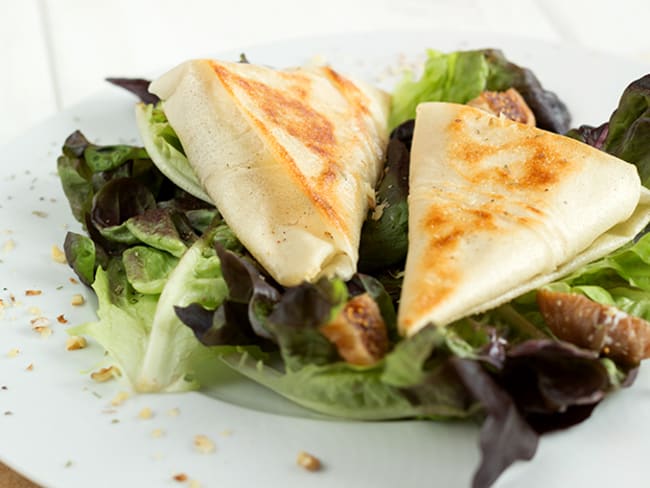 Entrée : Bricks au fromage de chèvre frais, pommes, figues séchées et noix