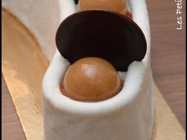 Entremet demi-lune caramel poire