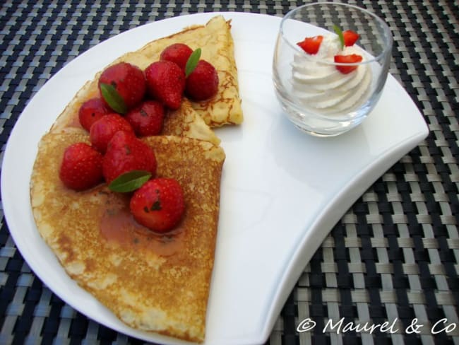 Petites crêpes à la vanille, salade de fraises des bois au jus de passion