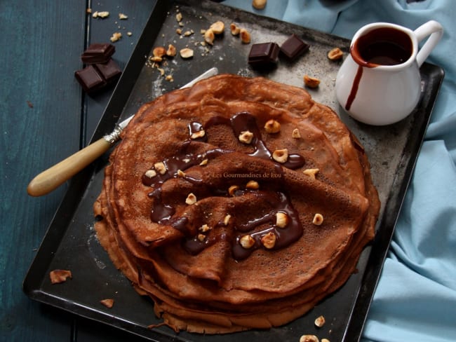 Crêpes au chocolat, sauce chocolat, noisettes torréfiées