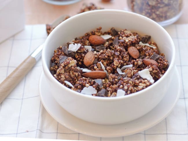 Granola au chocolat, amandes, noix de coco et quinoa soufflé