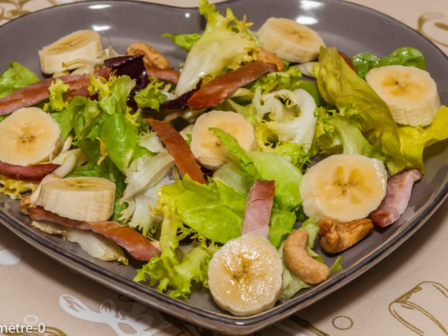 Salade de bananes, bacon et noix de cajou