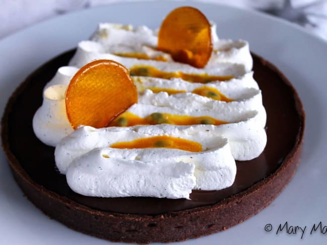 Tarte moelleuse au chocolat noir, crème à la vanille passion