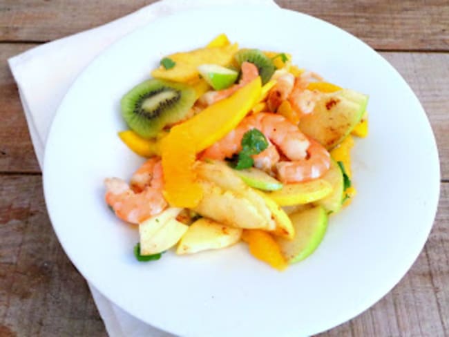 Salade colorée et vitaminée de crevettes aux fruits d'hiver (ananas, kiwis, orange, mangue)