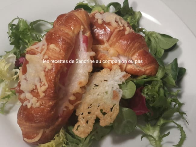 Croissants au jambon et au fromage râpé de chèvre