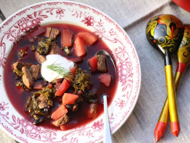 Borscht comme en Ukraine, aux pommes et aux haricots noirs