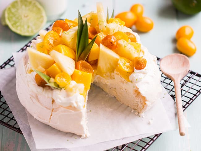 Pavlova aux fruits exotiques (kumquat, ananas, mangue)