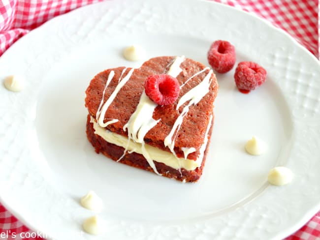 Petits coeurs moelleux de la Saint-Valentin garnis de chocolat blanc