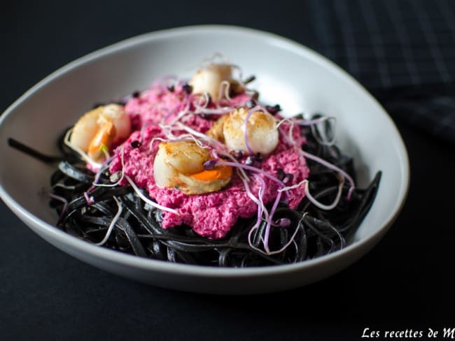 Spaghettis à l'encre de seiche, crème de betterave et Saint-Jacques rôties