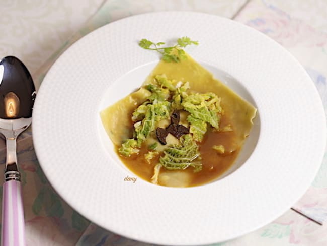 Ravioles de langoustines à la truffe et embeurrée de chou