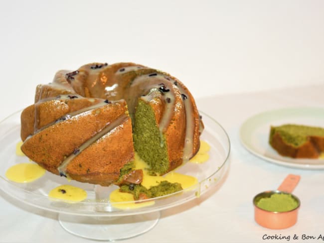 Gâteau bundt cake au thé matcha avec un glaçage chocolat blanc