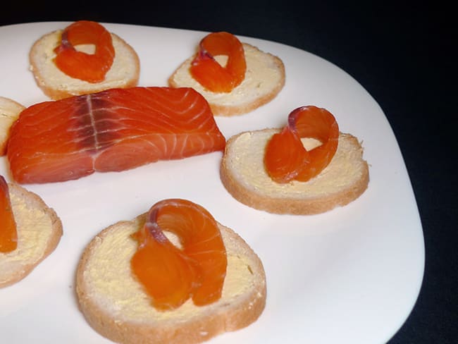 Saumon gravlax. Saumon mariné aux herbes comme en Scandinavie)