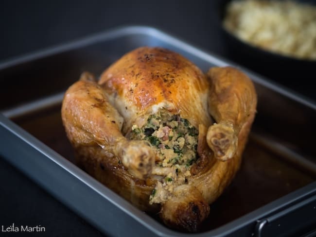 Poulet rôti farci au chou kale et au lard