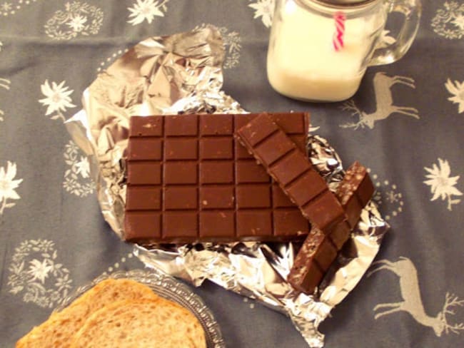 Chocolat comme du Crunch au lait avec du riz ou des céréales soufflés