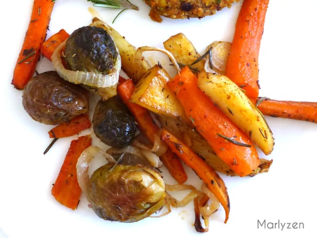 Légumes rôtis : choux de Bruxelles, carottes et pommes de terre