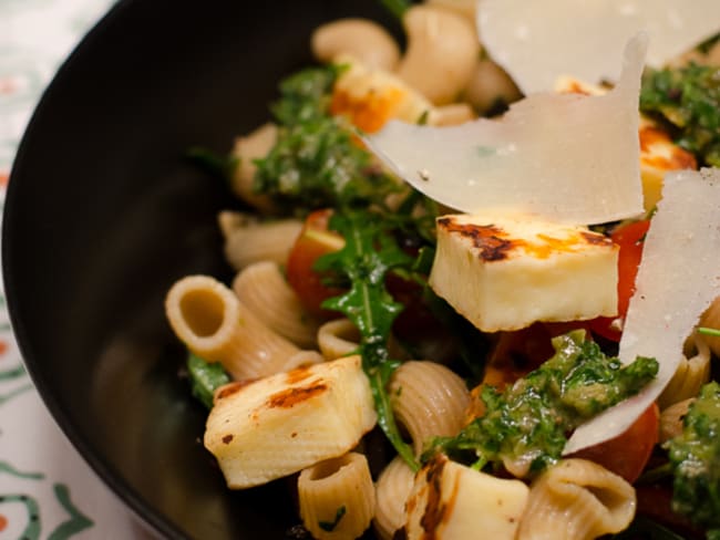 Salade de pâtes complètes à l'halloumi, arrosé de sauce verte