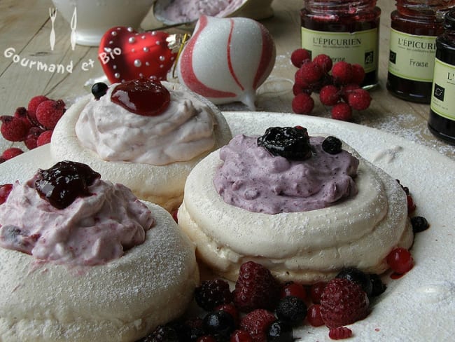 Mini-pavlovas aux trois confitures de fruits rouges