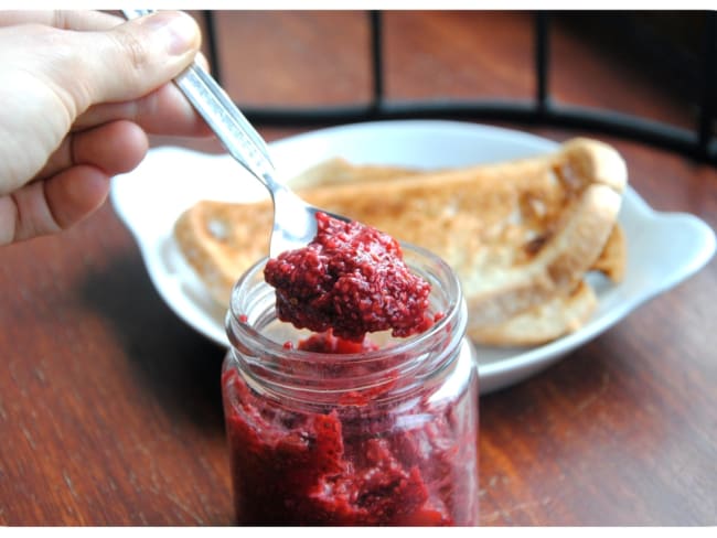 Confiture de framboises, baies de goji crue, aux graines de chia