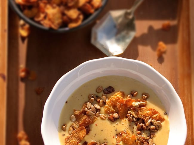 Velouté de maïs, pétales de maïs et graines de tournesol caramélisées