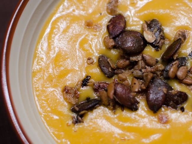 Soupe de butternut aux lentilles corail parsemée de granola salé