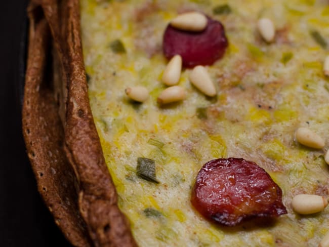 Gâteau de crêpes de sarrasin aux poireaux et chorizo