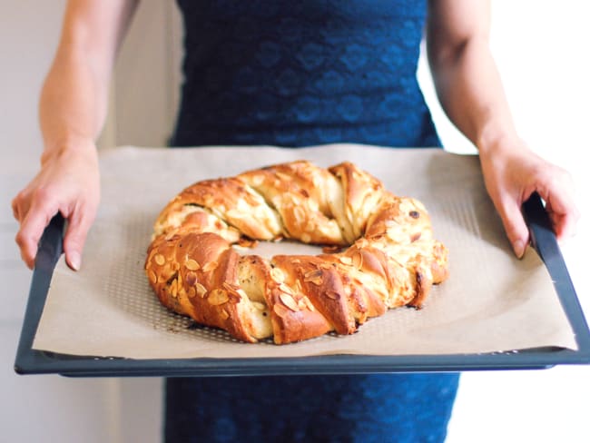 Couronne tressée suédoise briochée au chocolat blanc et à la cardamome