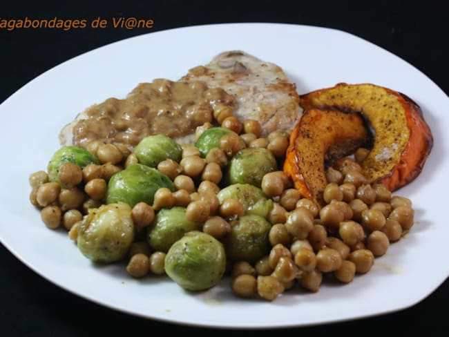 Escalopes de veau aux pois chiches, choux de Bruxelles et potimarron