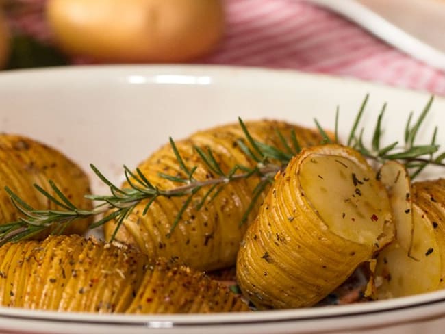 Pommes de terre hasselback ou pommes de terre rôties à la suédoise