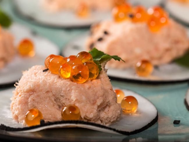 Bouchées de radis noir aux rillettes de saumon pour un apéritif festif