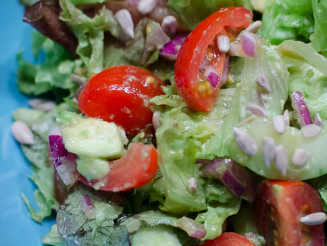 Salade à l'avocat et aux graines de tournesol