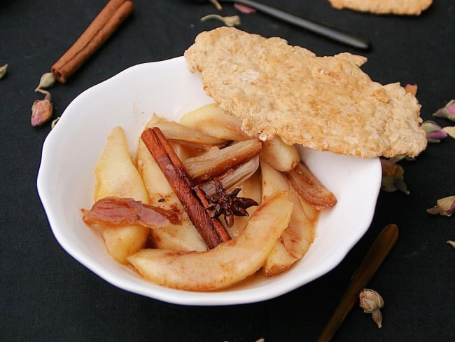 Compotée de poires et tuile parfumée à la fleur d'oranger