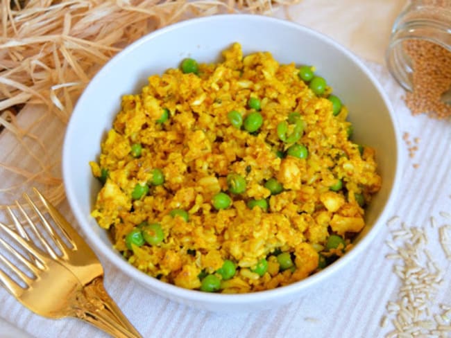 Curry de riz de chou-fleur, basmati et petits-pois au coco