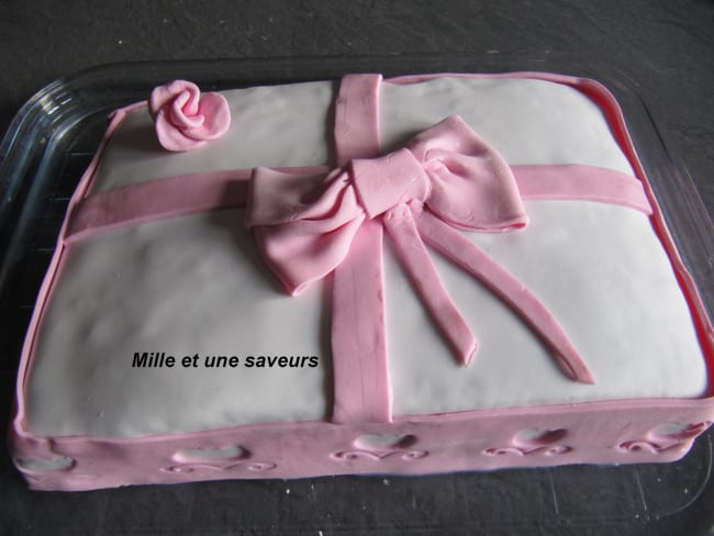 Paquet cadeau tout rose en pâte à sucre