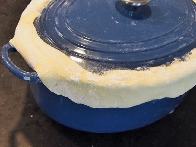 Comment préparer de la pâte morte pour luter une cocotte ? Un tuto pas à pas.