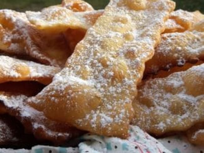 Bugnes croustillantes pour Mardi gras à la fleur d'oranger