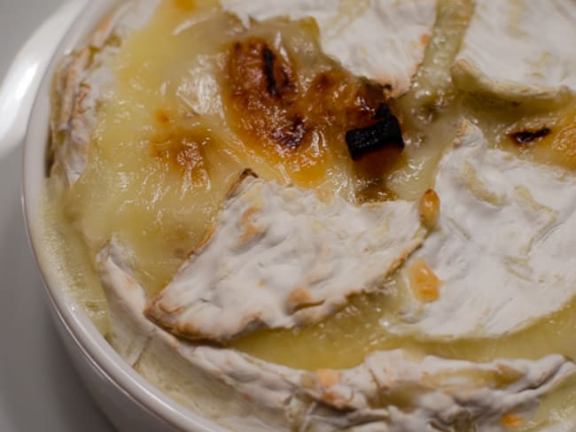 Camembert aux oignons confits et aux abricots secs