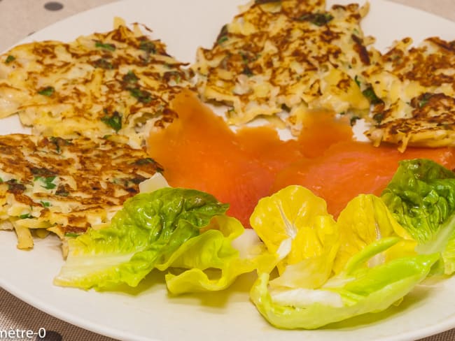 Galettes de pommes de terre et de chou fleur à la truite fumée