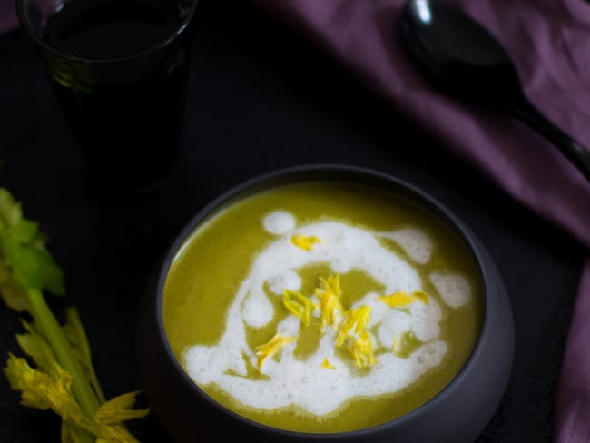 Soupe aux pousses d’épinards, céleri branche, pomme de terre et noix de coco